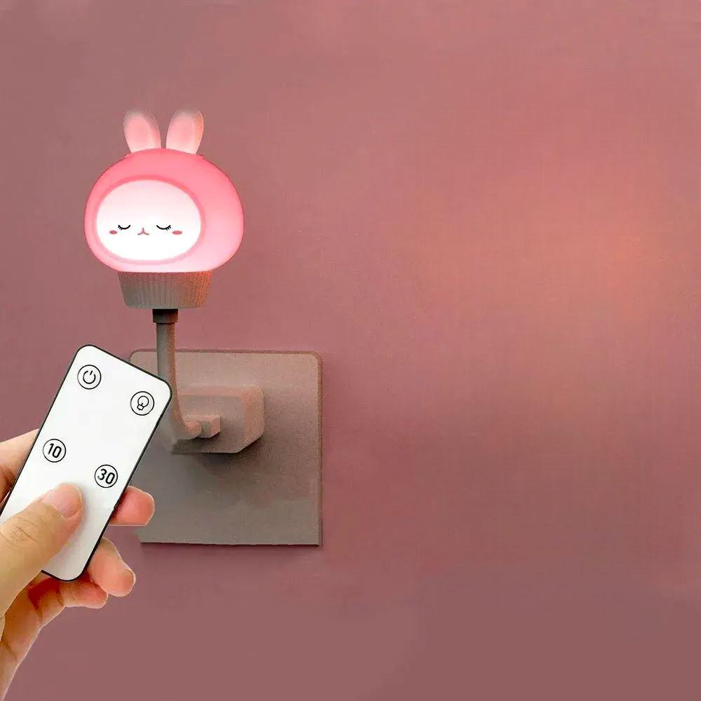 Gros plan sur la VEILLEUSE BEBE - SweetDream™-Lapin et sa télécommande