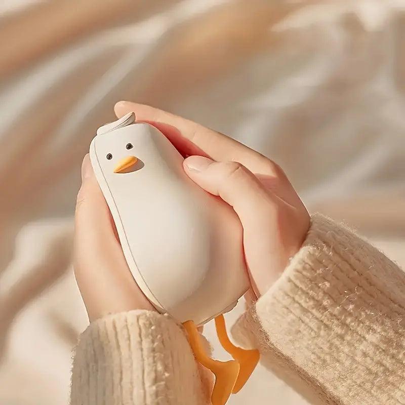 VEILLEUSE BEBE CANARD - MonsieurCoinCoin™ éeinte entre les mains d'un enfant