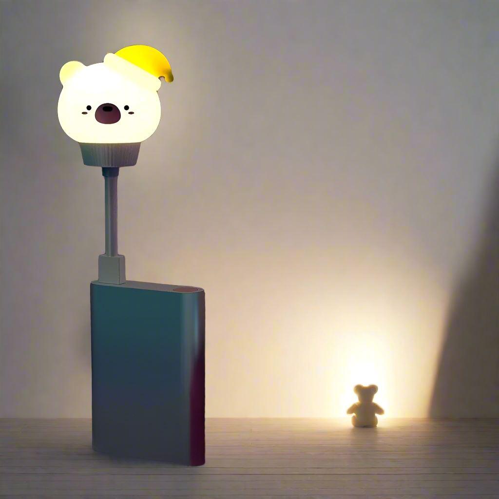 Gros plan sur la VEILLEUSE BEBE LED OURS - GrizDream™ qui éclaire l'ombre d'un ours en peluche