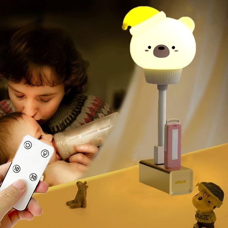 VEILLEUSE BEBE LED OURS - GrizDream™éclare une maman donnant le biberon à son bébé la nuit