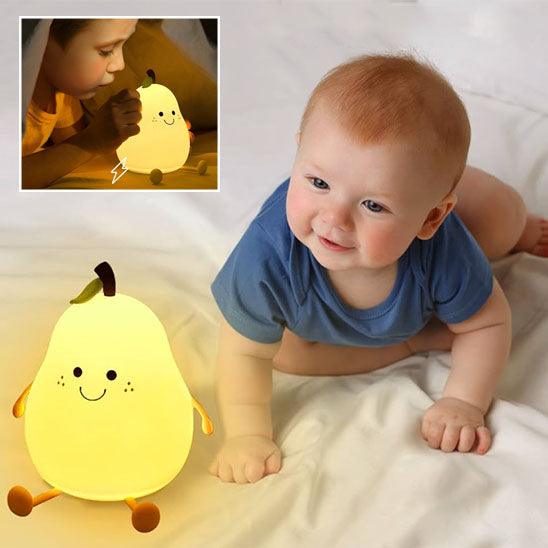 Un bébé sur une couverture blanche une VEILLEUSE BEBE POIRE™devant lui