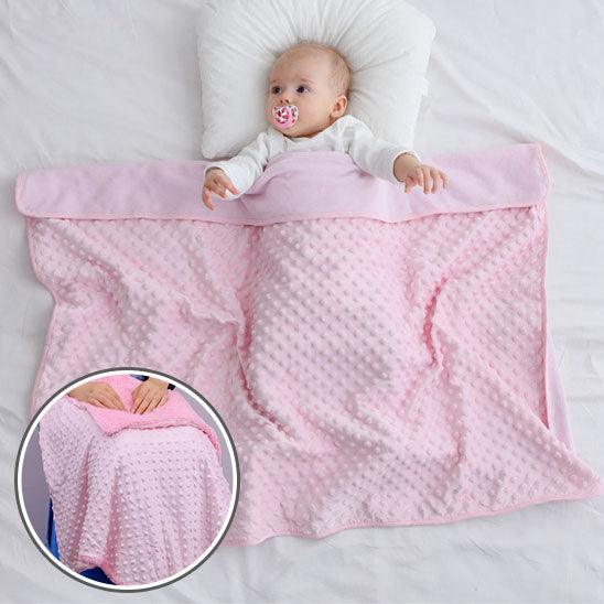 Bébé allongé sur le dos et recouvert d'une couverture-en-polaire-bebe-confort rose