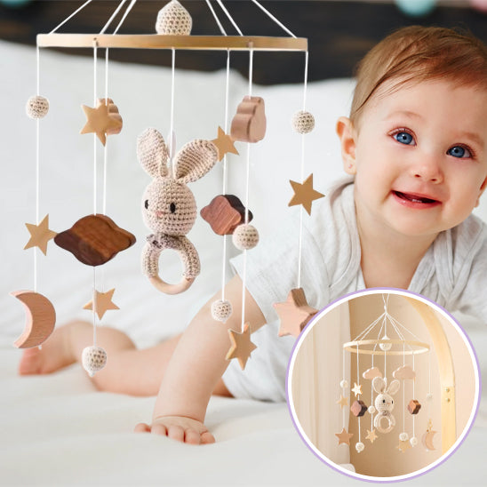 Bébé regardant le mobile BabyAwake™ avec fascination.