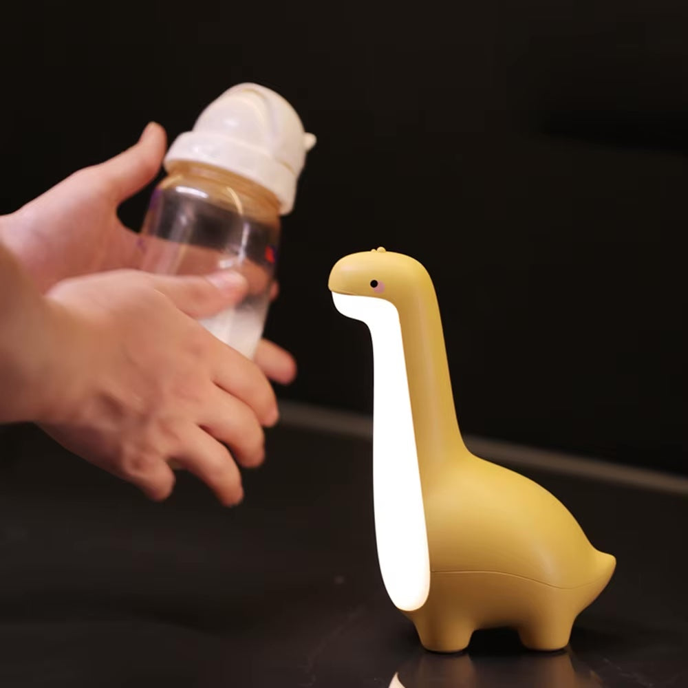 Gros plan sur la veilleuse bébé dinosaure_DinoNight_-Jaune