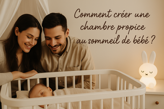 Parents souriants penchés au-dessus d’un berceau rectangulaire blanc où dort leur bébé, sous un ciel de lit, avec une veilleuse lapin allumée et la phrase manuscrite « Comment créer une chambre propice au sommeil de bébé ?