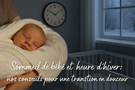 Bébé endormi bien au chaud dans une couverture, une horloge indique l’heure d’hiver dans une chambre paisible, avec par la fenêtre un paysage enneigé — visuel du blog Sommeil de bébé et heure d’hiver : nos conseils pour une transition en douceur.