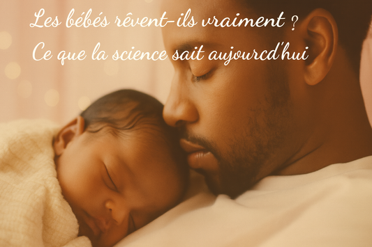 Un papa tient tendrement son bébé endormi contre lui, illustrant un moment apaisant pour accompagner l’article sur les rêves des bébés.