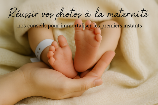 “Petits pieds de nouveau-ne enveloppes dans une couverture douce, tenus dans la main d’un parent, illustrant un article sur comment reussir ses photos a la maternité.”