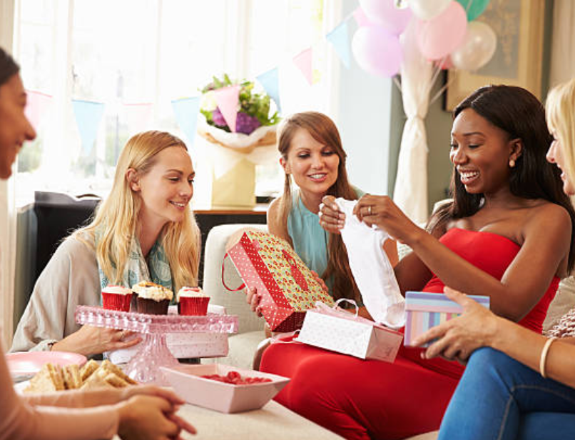 futures mamans lors d’une baby shower ouvrant des cadeaux de naissance pour bebe