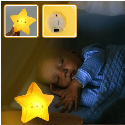 BEBE VEILLEUSE - StarNight™ posé sur une table de chevet et un petit garçon dort tranquillement