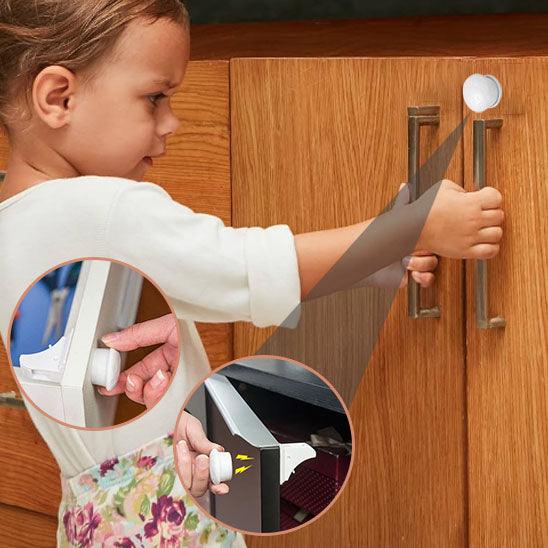 Une petite fille tente d'ouvrir une porte de placard sur lequel il y a le système de sécurité BLOQUE PORTE BEBE