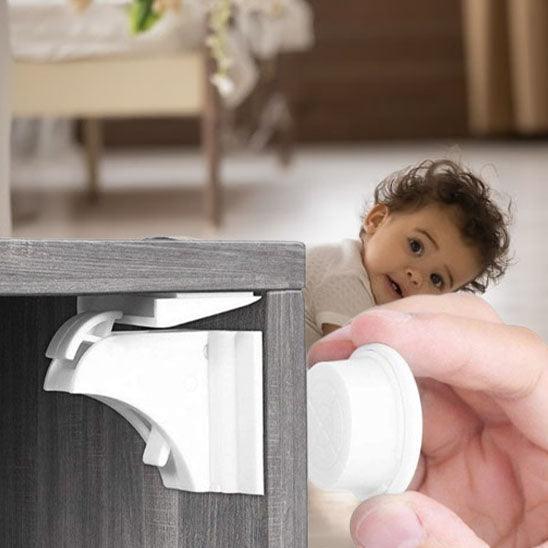 Un système de serrure bloque porte bebe et un bebe qui surveille pour voir comment son parent pose le système de sécurité 