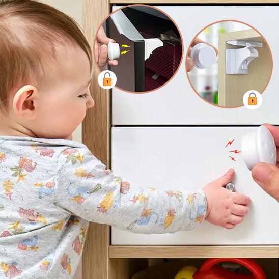 Un bébé  tente d'ouvrir une tiroir sur lequel est posé les dispositif BLOQUE PORTE BEBE