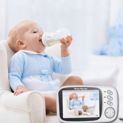 Bébé buvant son biberon sous la surveillabce du babyphne-SereniBaby