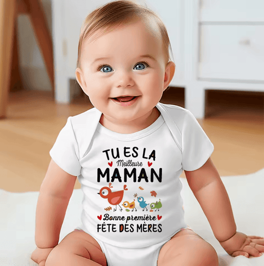 Bebe assis souriant portant une barboteuse bebe été blanche avec l'impression - tu es la meilleure maman bonne premiere fete des meres