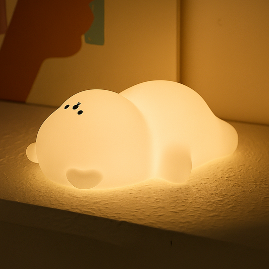 Bébé Veilleuse ours diffusant une lumière chaude et apaisante sur une étagère dans une chambre d’enfant.