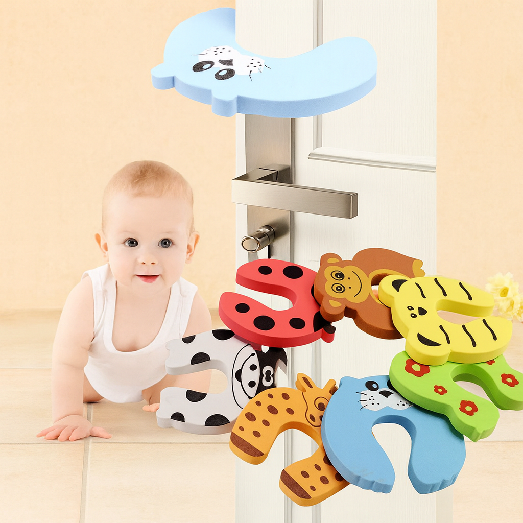 Bébé jouant en sécurité près d’une porte équipée de bloque porte bébé colorés en mousse EVA, designs animaux ludiques.