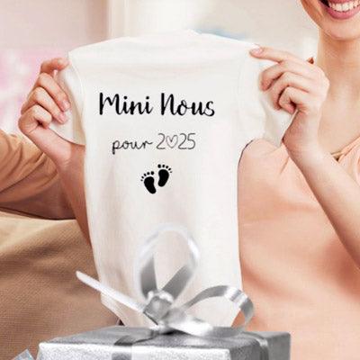 Un maman tient entre ses deux mains pour la montrer la borboteuse bebe mini nous
