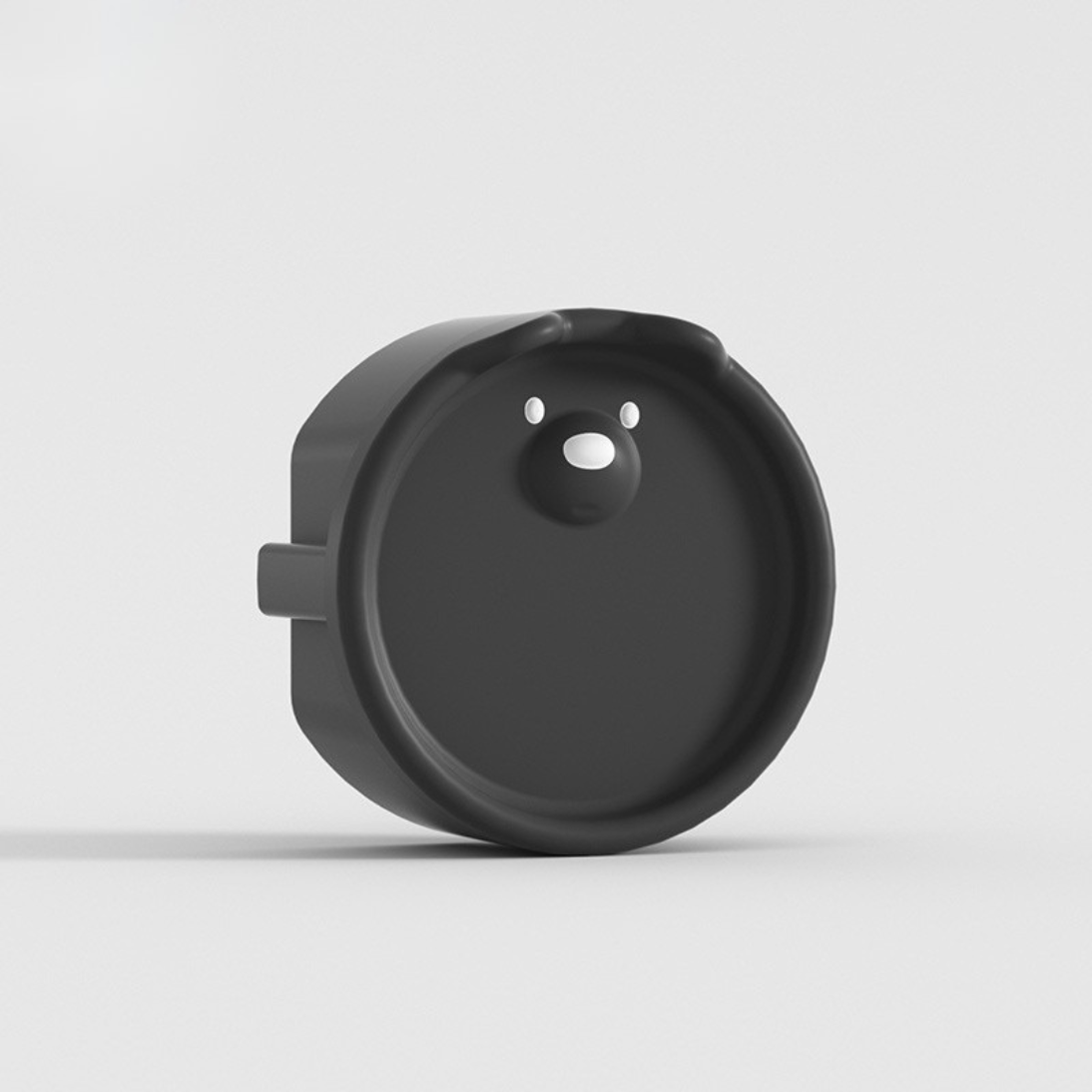 Cache prise bebe ours noir en silicone, design sobre et résistant pour sécuriser les prises électriques.