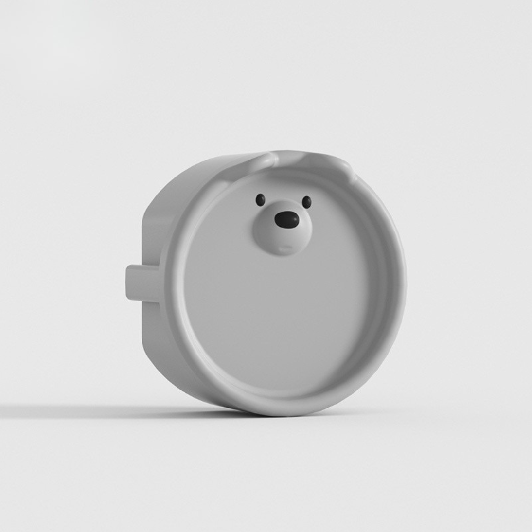 Cache prise bebe ours gris clair en silicone, protection murale discrète et moderne pour bébé.