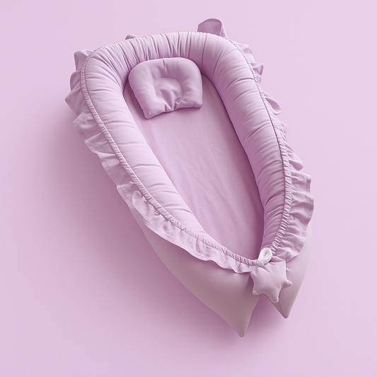 Réducteur de lit bébé lilas avec volants et étoile en tissu, présenté sur un fond pastel rose doux,