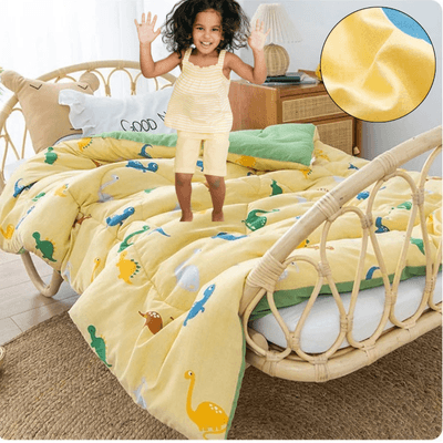 UNE PETITE FILLE SAUTE SUR UN LIT SUR LEQUEL IL Y A UNE COUETTE POUR BEBE HYPOALLERGENIQUE – NuageDouillet™ JAUNE