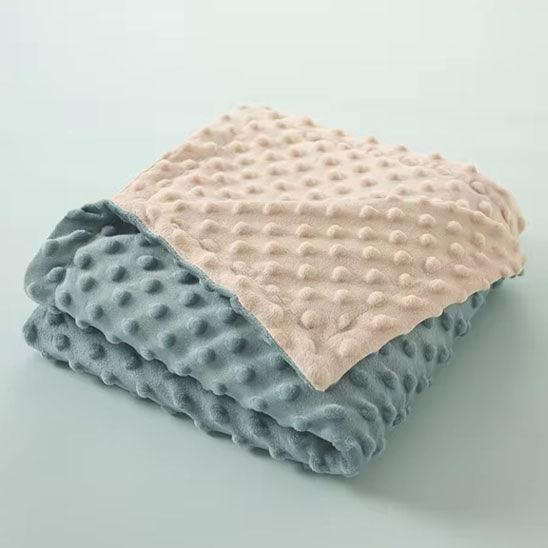 Gros plan sur la COUVERTURE BEBE REVERSIBLE -  DouceBulle™ bleu pliée