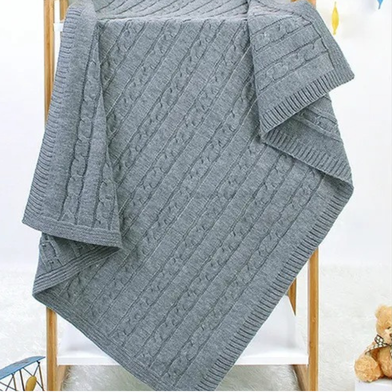 Gros plan sur la COUVERTURE BEBE TRICOT│Plumy™grise