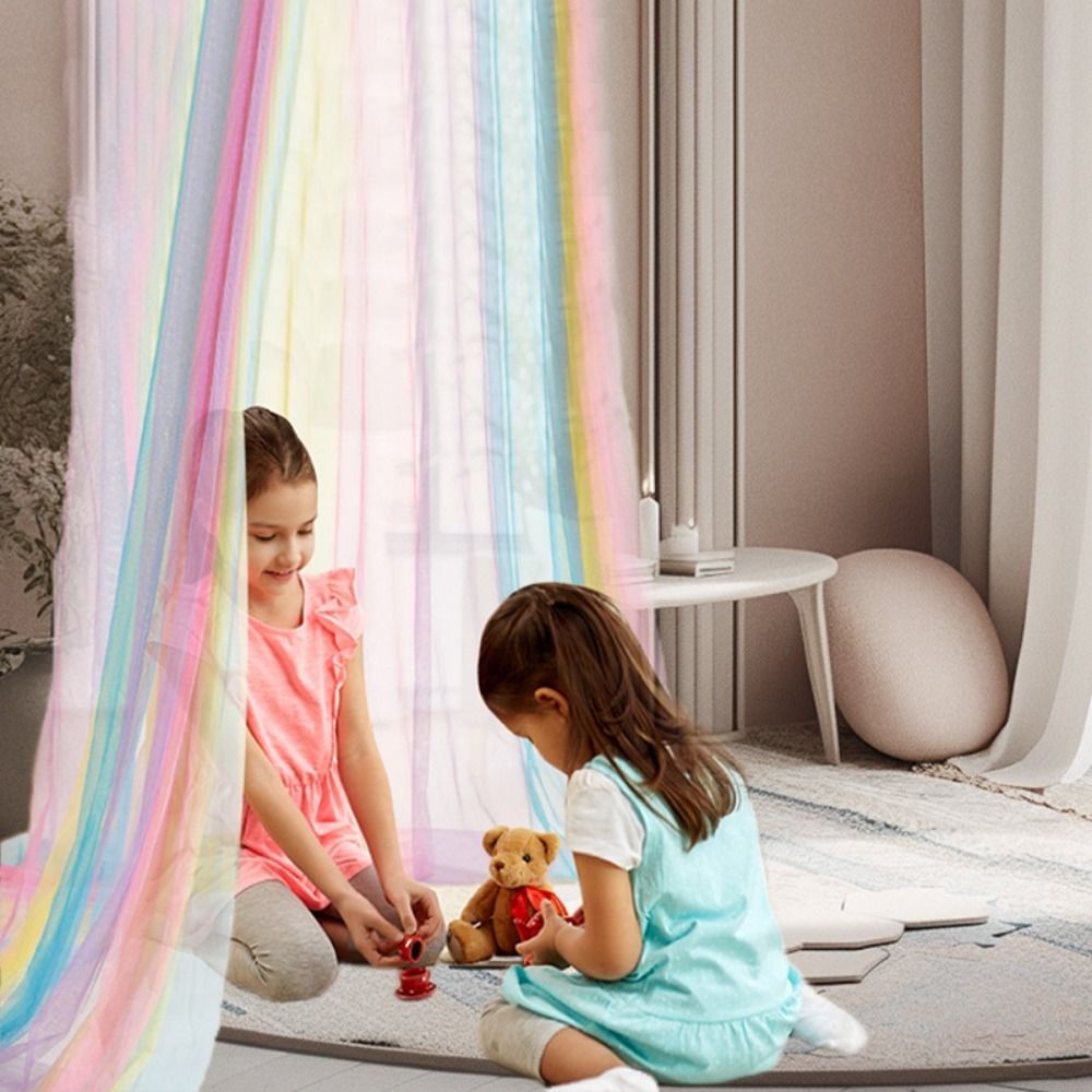Deux petites filles jouent sous un Ciel de Lit Bébé Arc-En-Ciel│Arciel™