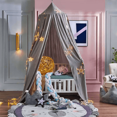 Ciel de Lit Bébé Gris │ PierreDeLune™ suspendu, ajoutant une touche élégante à la décoration de la chambre.