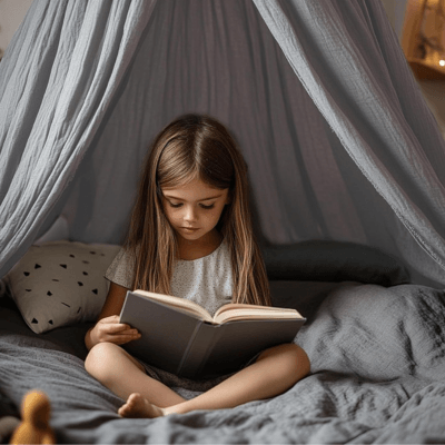 ciel de lit pour bebe gris suspendu  créant une ambiance douce et sécurisante pour une petite fille qui fait de la lecture