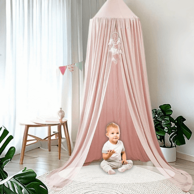 Lumière douce et tamisée dans une chambre bébé grâce au Ciel de Lit Bébé Rose│ BarbeApapa™.