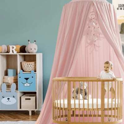 Ciel de Lit Bébé Rose│ BarbeApapa™ embellissant une chambre bébé dans une ambiance douce et raffinée.