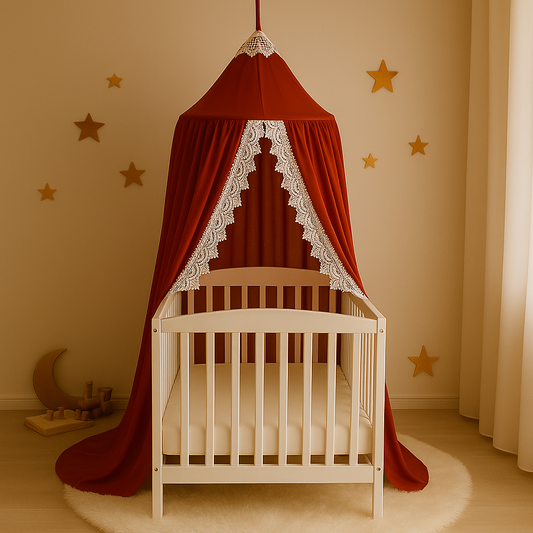 Ciel de lit bébé rouge - Rubisia™ installé au-dessus d’un berceau blanc fermé sur 4 côtés, dans une chambre féerique décorée d’étoiles dorées et d’un tapis moelleux.