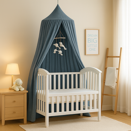 Ciel de lit bleu gris suspendu au-dessus d’un berceau blanc, dans une chambre douce et épurée au style scandinave.