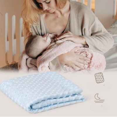 Maman tenant un bébé dans ses bras enveloppé dans une couverture douceur et une couverture douceur mise en avant