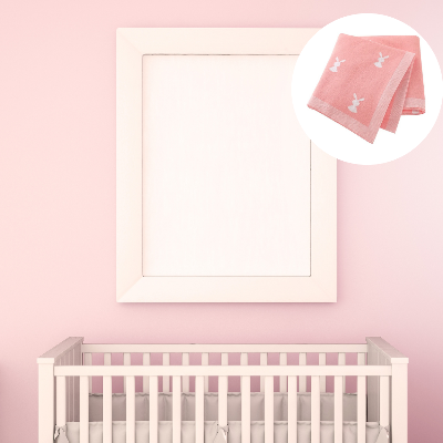 Prédentation de la Couverture BEBE Lapin│Doudinou™-Rose dans une chambre de bebe rose
