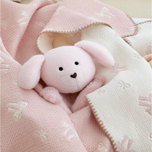 Couverture Bébé Mi Saison_Calinours_Noeud_Papillon_rose avec une peluche rose 
