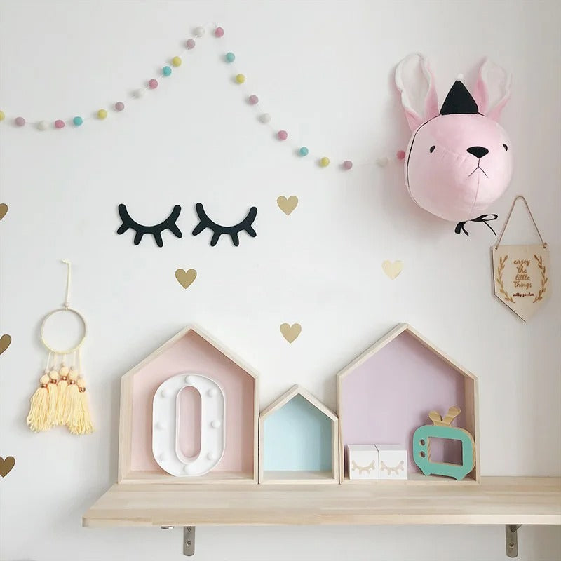 ETAGERE Chambre Enfant en Pin - PetiteCabane™ - Tois tailles trois couleurs rose, beu, violet posées sur une etagère en bois