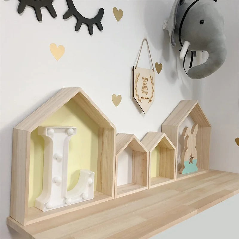 ETAGERE Chambre Enfant en Pin - PetiteCabane™ Jaunes contre le mur sur une etagere en bois