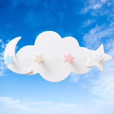 Le Porte Manteau Enfant sous un ciel bleu 