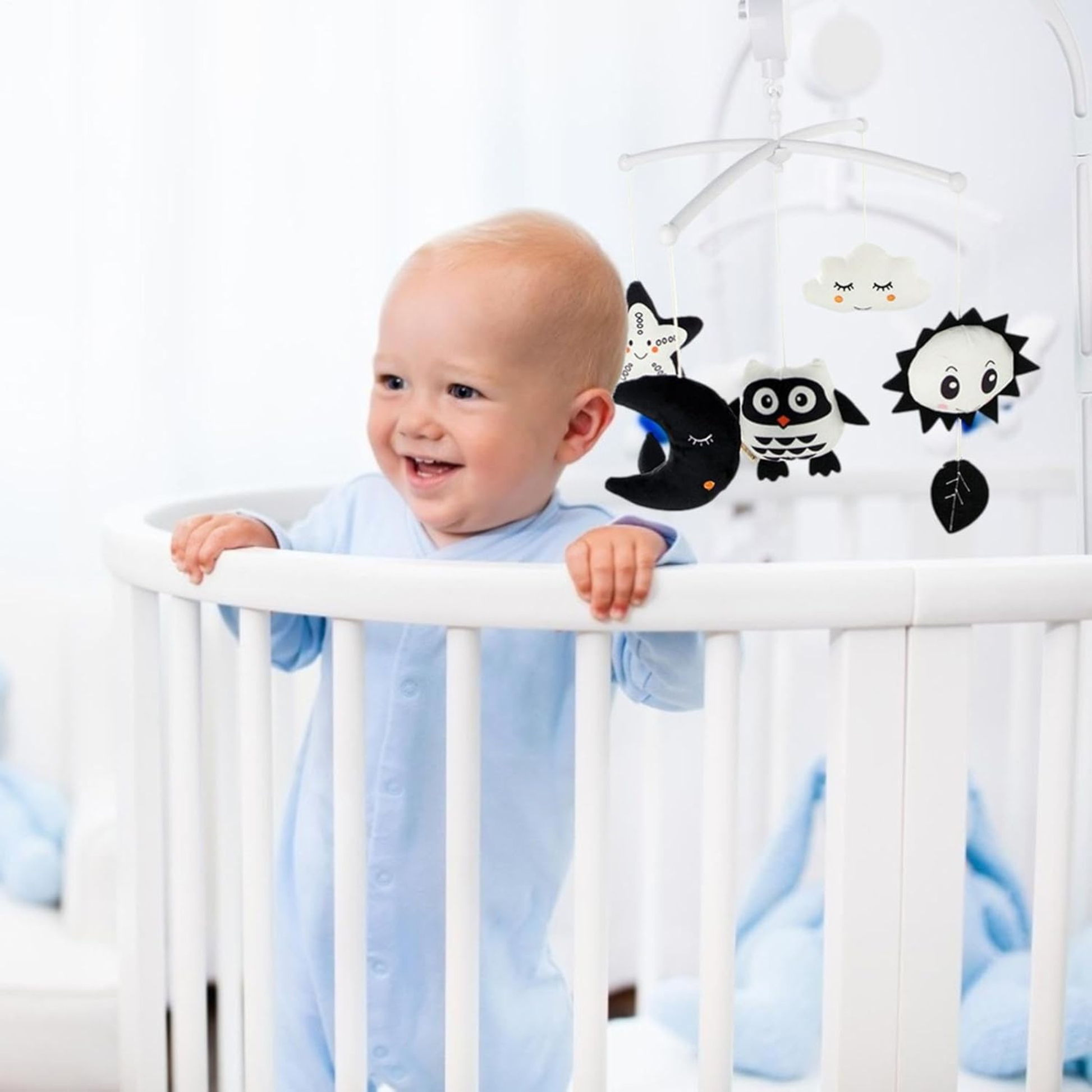 MOBILE BEBE NOIR ET BLANC apaisant – bébé dans son berceau avec le mobile Trilou™