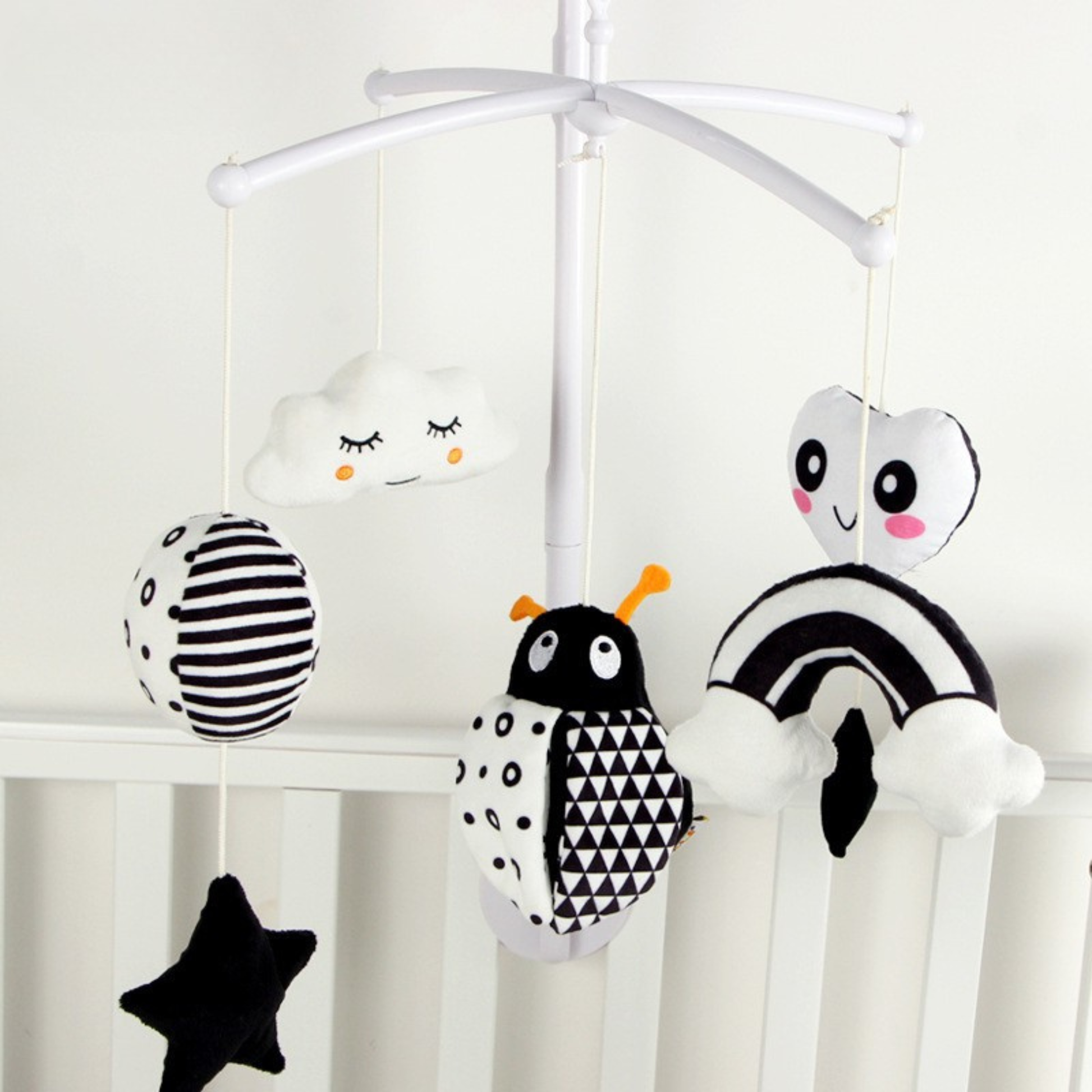 MOBILE BEBE NOIR ET BLANC captivant – version coccinelle et arc-en-ciel Trilou™ sur berceau