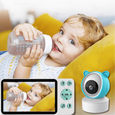 Ptésentation du pack de la mini camera espion - SecuriCam - moniteur et caméra et un bébé paisiblement couché buvant son biberon