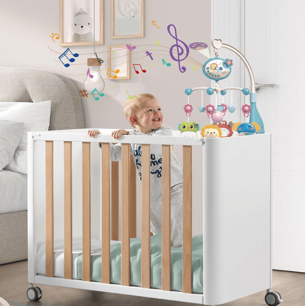 Un bébé est debout dans son berceau et regarde en souriant le Mobile Bébé Musical et Lumineux -  StellaTune™fixé à son berceau et qui diffuse une mélodie