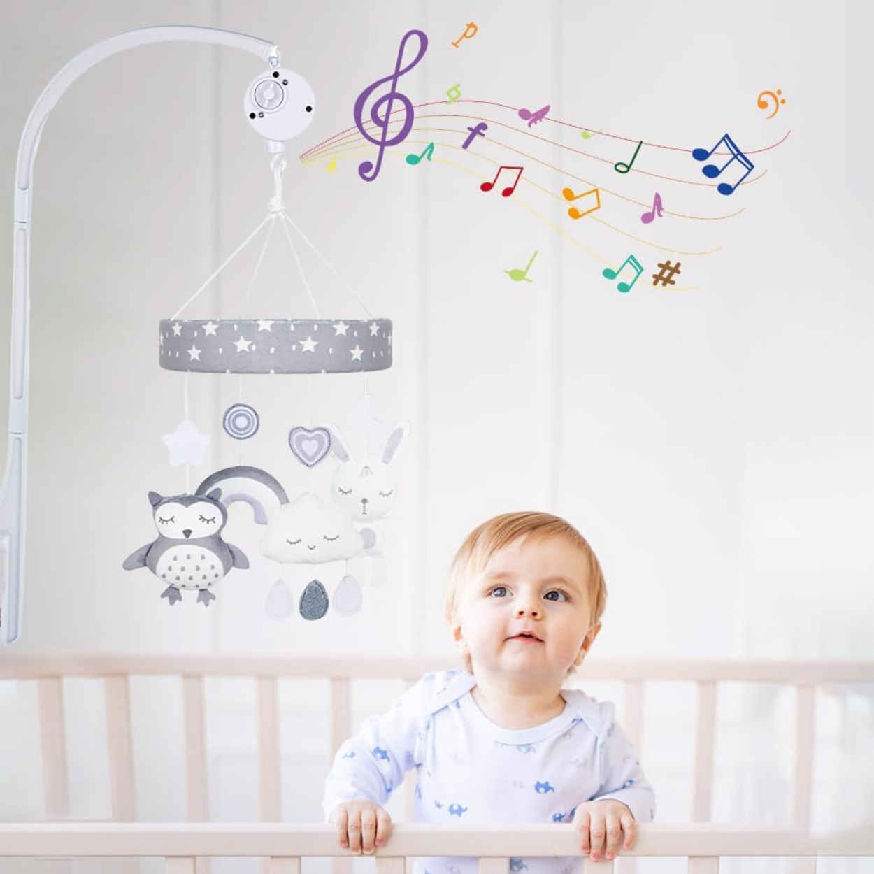 Bébé dans son berceau qui regarde le Mobile Bebe Etoile_MeloDodo_