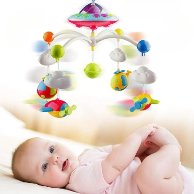 bébé souriant couché sur le dos regardant et écoutant les chuchotis du Mobile Musical Bébé Nuage