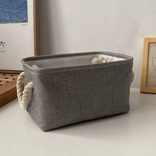 Panier de Rangement Pour Bébé - Gris vide posé sur un meuble