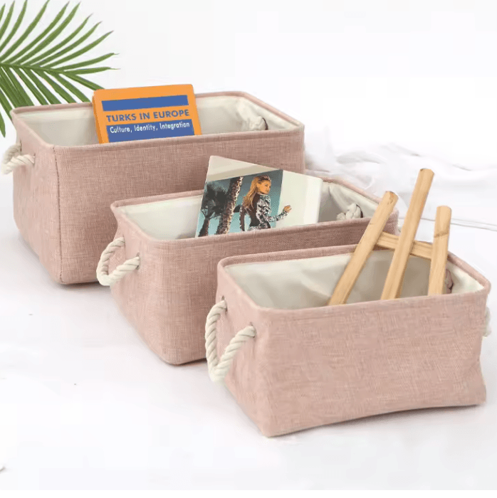 Panier de Rangement Pour Bébé rose trois tailles posées au sol et alignées de la plus grande à la plus petite