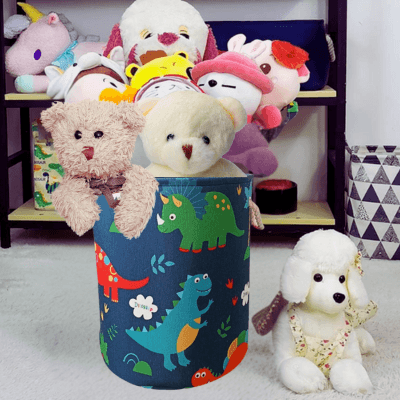 Panier de Rangement pour Bébé - Terre des Dinos™posé au sol devant des étagères avec des peluches à l'intérieur